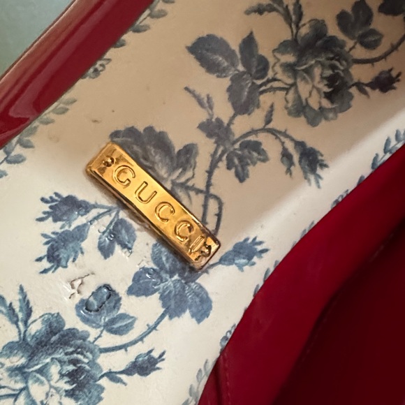 Gucci Red Patent Leather Flats with Gold Logo - Picture 11 of 11